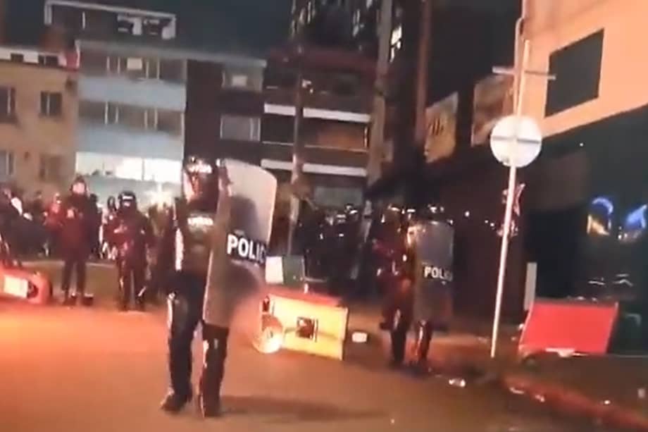 Las autoridades tuvieron que hacer presencia en el sitio para controlar las protestas.