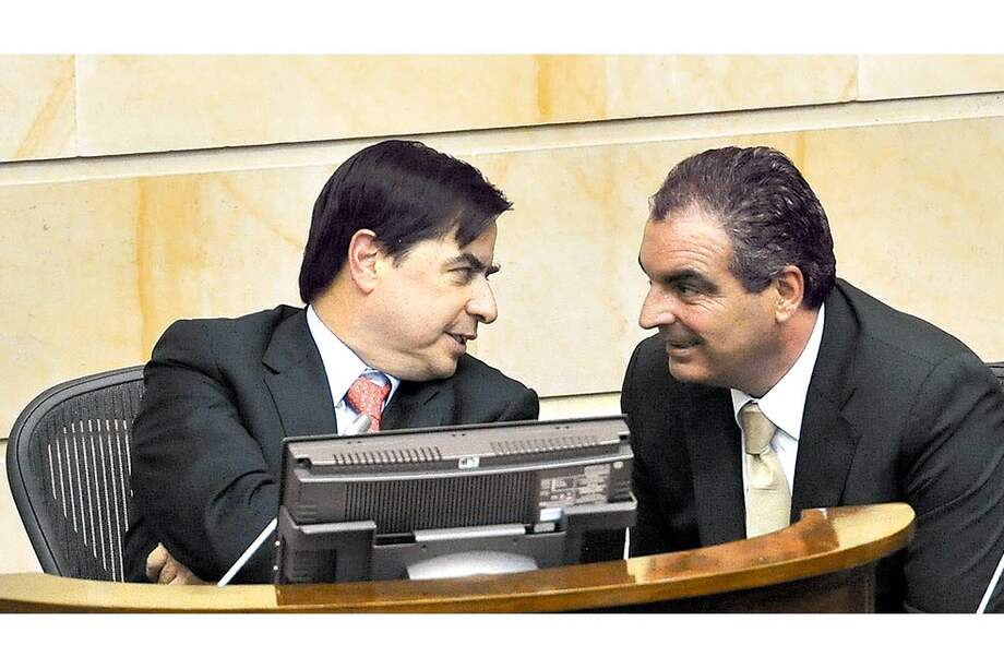 El senador y presidente del Congreso, Juan Fernando Cristo (izq.), con Aurelio Iragorri, ministro del Interior. / Archivo