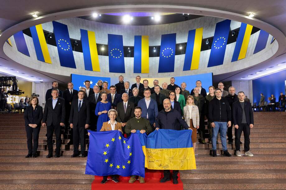 Una foto proporcionada por el Servicio de Prensa Presidencial de Ucrania que muestra al presidente de Ucrania, Volodímir Zelenski (C), a la presidenta de la Comisión Europea, Úrsula von der Leyen (c-izq.), y al primer ministro de Ucrania, Denys Shmyhal (c-der.). ) con las banderas de la UE y Ucrania durante una reunión conjunta del gabinete de ministros de Ucrania y la Junta de la Comisión Europea en Kiev (Kiev), Ucrania, el 2 de febrero de 2023.