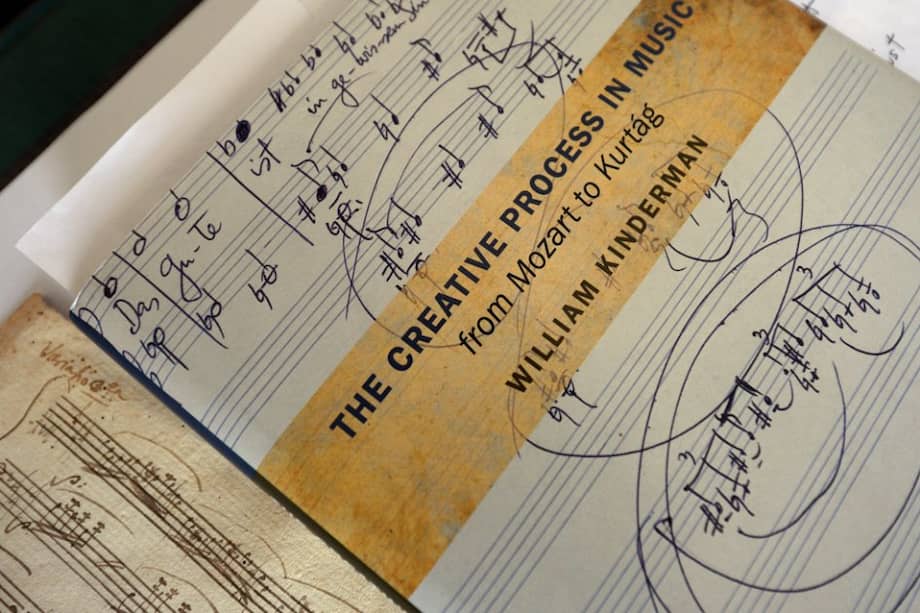 La manera en que el famoso manuscrito terminó en la colección de la biblioteca, creada en 1802 por el rico aristócrata húngaro Ferenc Szechenyi, es todo un misterio. Sobre todo porque, hasta donde se sabe, Mozart nunca viajó a Hungría.