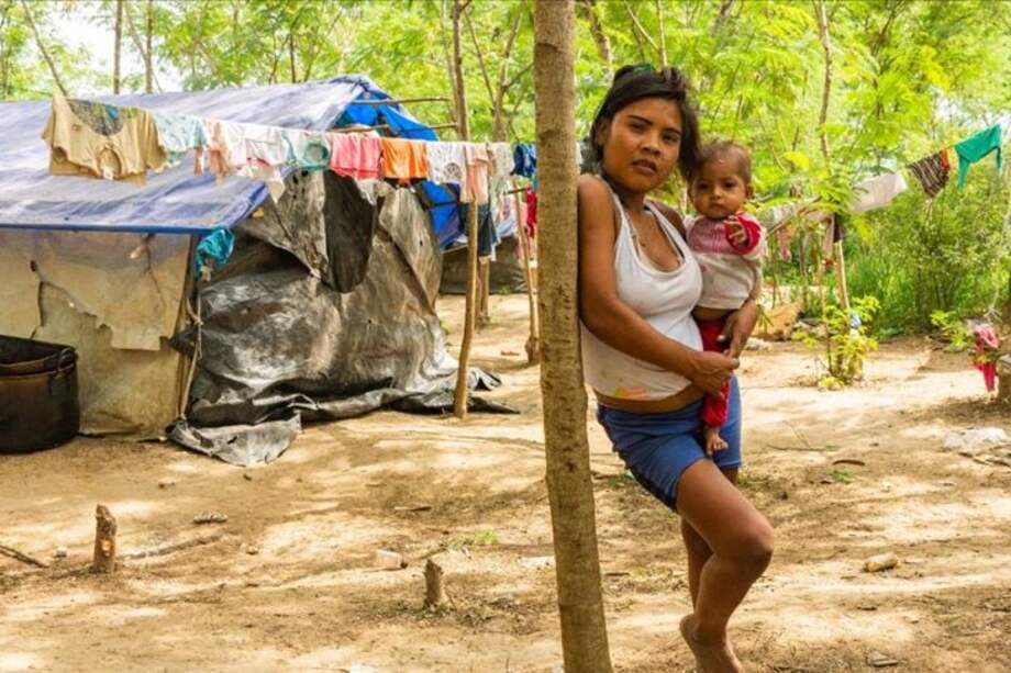 Mujer de la etnia indígena Yukpa, que desde septiembre de 2017 ha pasado en su mayoría a territorio colombiano, debido a la crisis humanitaria en Venezuela. En medio de la absoluta pobreza, los Yukpa se esfuerzan por sobrevivir y mantener vivas sus tradiciones. En los últimos años han ocupado el espacio público en diferentes zonas de Cúcuta, donde han tenido que enfrentar múltiples amenazas y ataques, además de enfermedades y casos de desnutrición.
