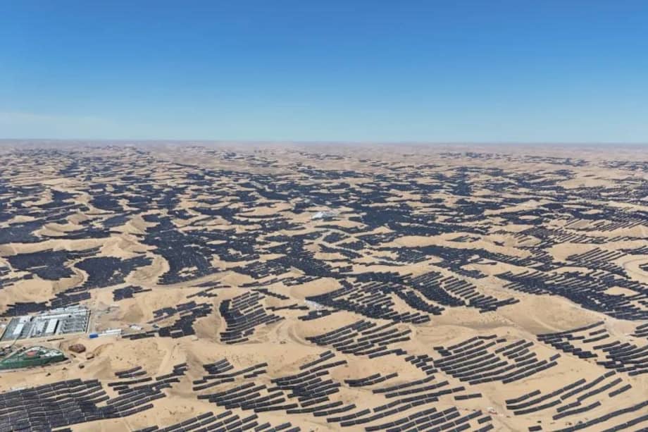 Imagen del parque solar más grande del mundo en un desierto de China.