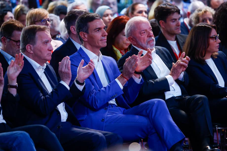 El presidente del Gobierno de España, Pedro Sánchez (2i) y el presidente de Brasil, Lula da Silva (2d) durante la sesión plenaria que cierra la Global Progressive Mobilisation.