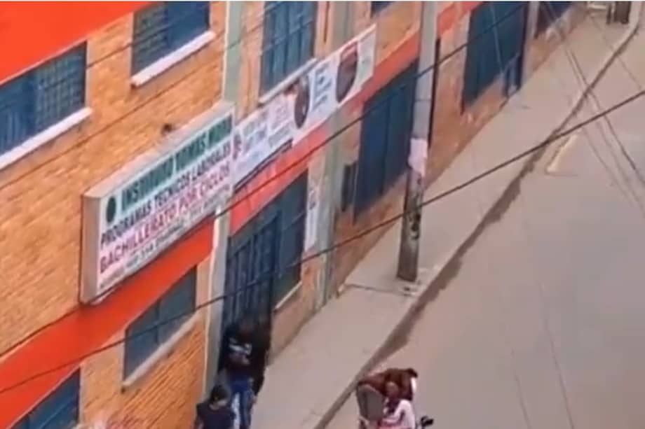 La mujer decidió cargar al joven, tras verlo en aparente estado de ebriedad.