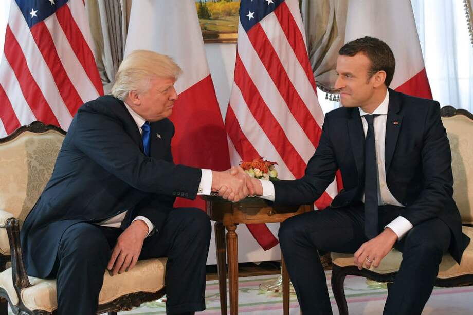 El presidente de Estados Unidos Donald Trump (izquierda) y su homólogo francés Emmanuel Macron (derecha) estrecharon sus manos en Bruselas en mayo de 2017 durante una reunión de la OTAN. / AFP