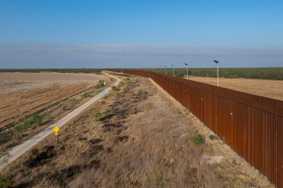 Imagen de referencia: secciones existentes del muro fronterizo en La Grulla, Texas, EE.UU. a finales de 2024.