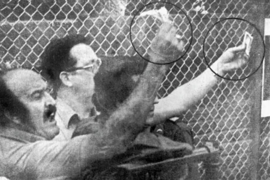 El expresidente de Nacional, Hernán Botero Moreno (de gafas), mostrando fajos de dólares a un árbitro en 1981. / Archivo