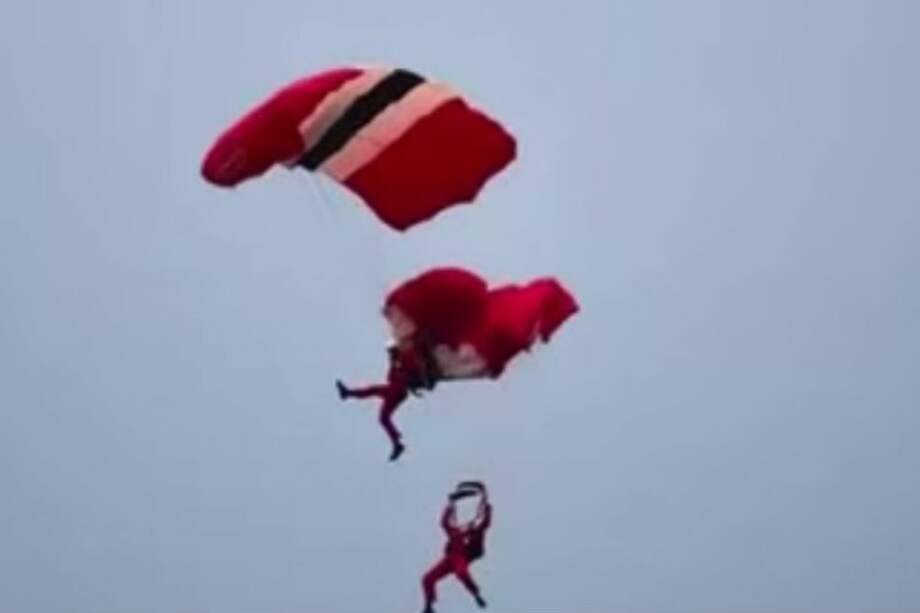Hombre salvó en el aire a compañero a quien no se le abrió el paracaídas