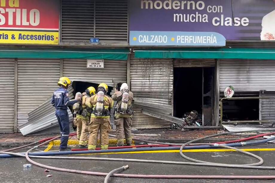 Un bombero resultó lesionado al tratar de apagar un gran incendio en un centro comercial en el centro de Cali.