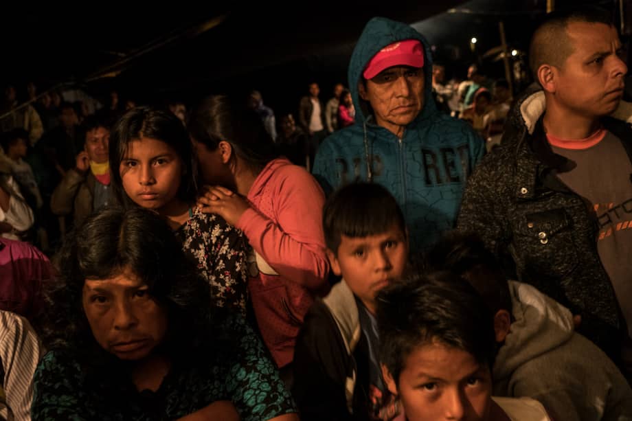 Miembros de la comunidad, en el Resguardo Indígena Palmar Imbi, esperando la llegada de los cuerpos de sus líderes Héctor Ramiro García y Arturo García, después de que fueron asesinados la noche anterior por personas desconocidas. /Fotos Tom Laffay