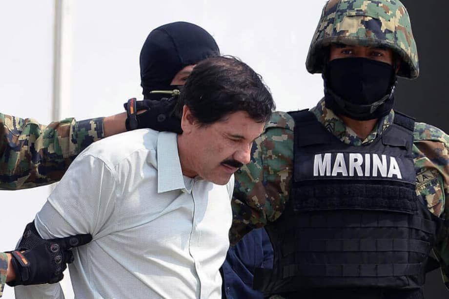 Joaquín el "Chapo" Guzmán cuando iba a ser extraditado a EE. UU., donde es juzgado en una corte en Nueva York. / AFP