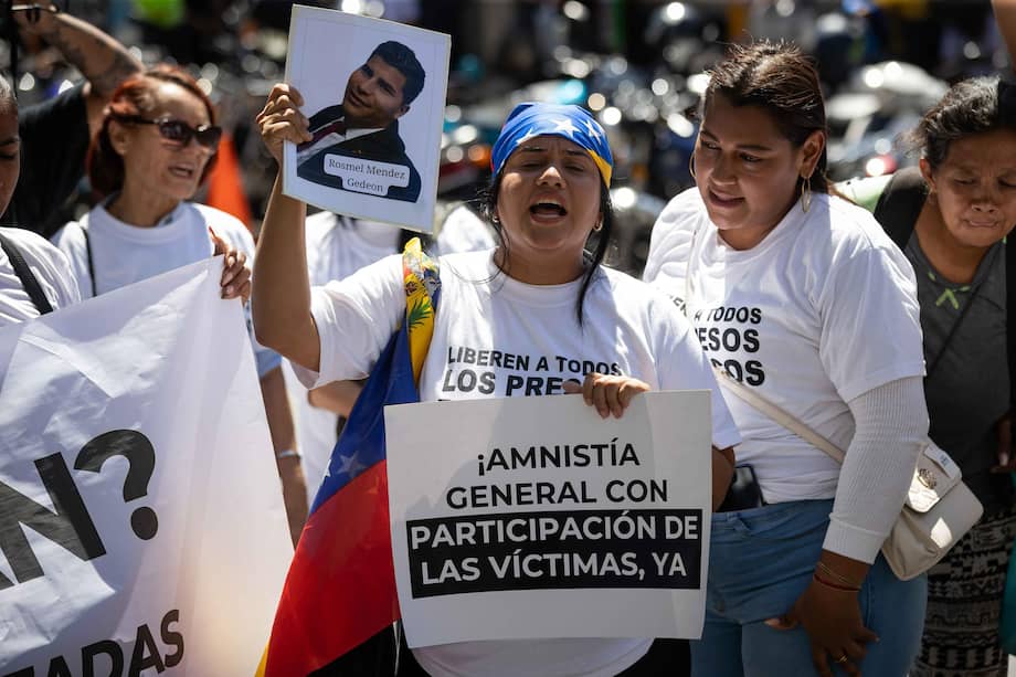 Familiares de presos políticos participan en una protesta frente al Palacio de Justicia este jueves, en Caracas (Venezuela).