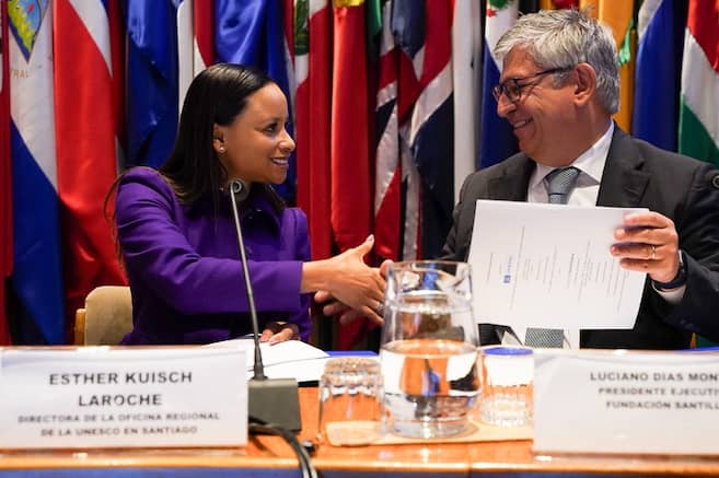 Photo: elespectador.com UNESCO y Santillana firman alianza para fortalecer la educación en América Latina