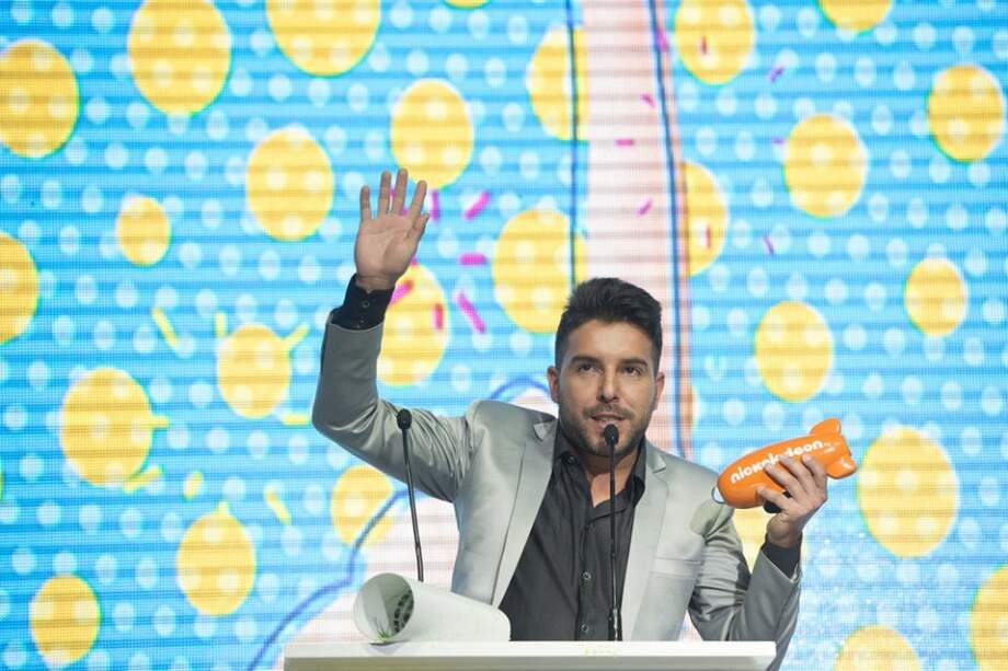 Lucho de Alkilados recoge el premio Artista musical favorito. / Nickelodeon