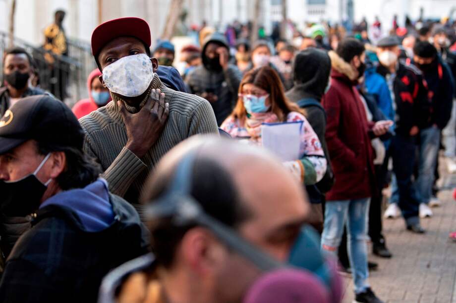 Cientos de personas se han aglomerado en los últimos días reclamar anticipadamente sus pendiones en Chile.
