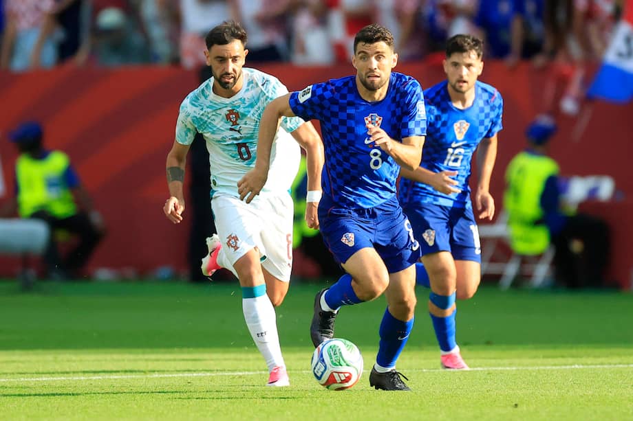Bruno Fernandes, jugador de Portugal, disputa el balón con Mateo Kovačić, jugador de Croacia.