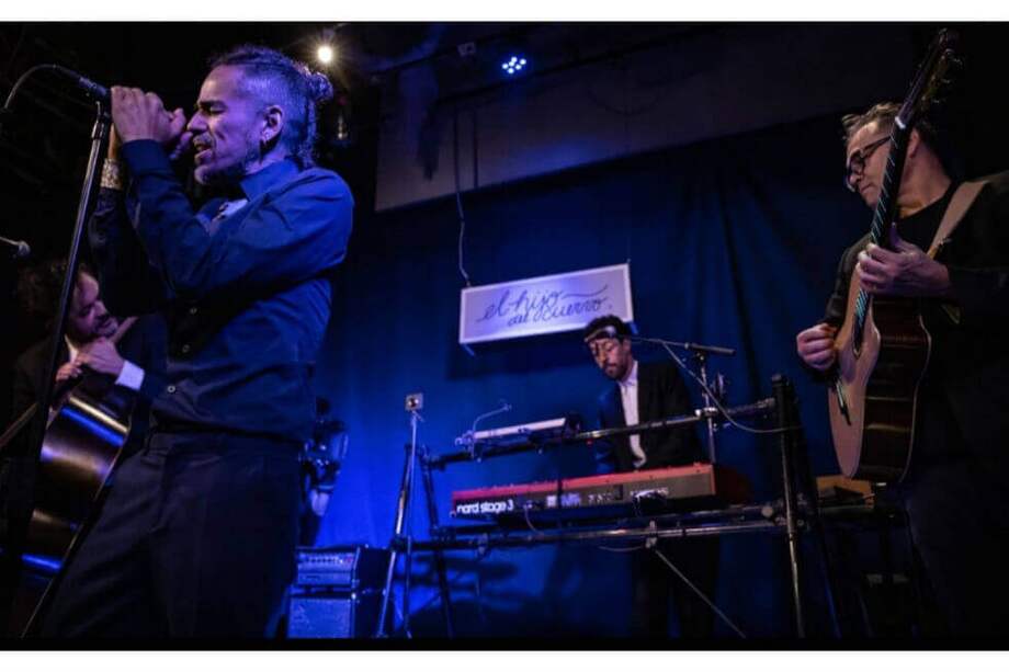 Durante su concierto de este sábado en Ciudad de México, Café Tacvba también replicó el canto chileno "Un violador en tu camino". / Cortesía