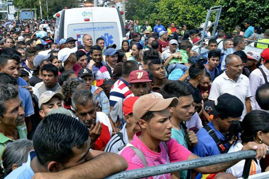 Tras los enfrentamientos, la policía colombiana detuvo a dos sospechosos. / EFE