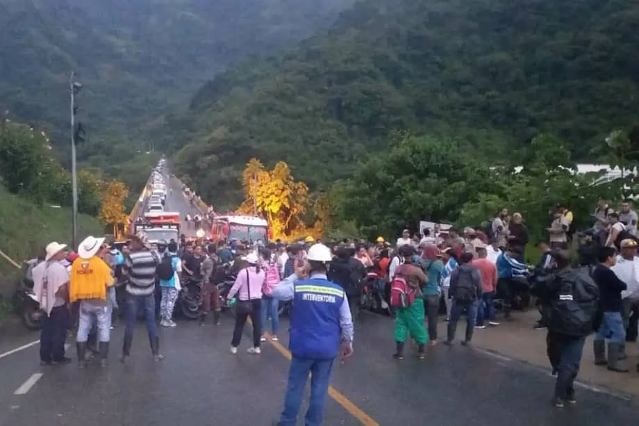 Los manifestantes exigen que buzos busquen los cuerpos de los dos campesinos.