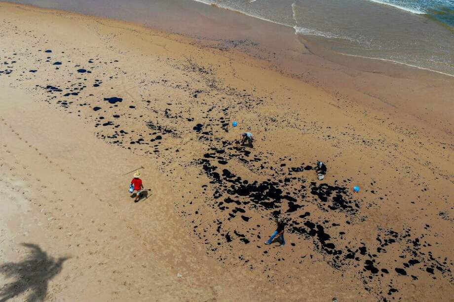 Playa en ciudad de Camacari, Estado de Bahía, afectada por las manchas de petróleo. / AFP