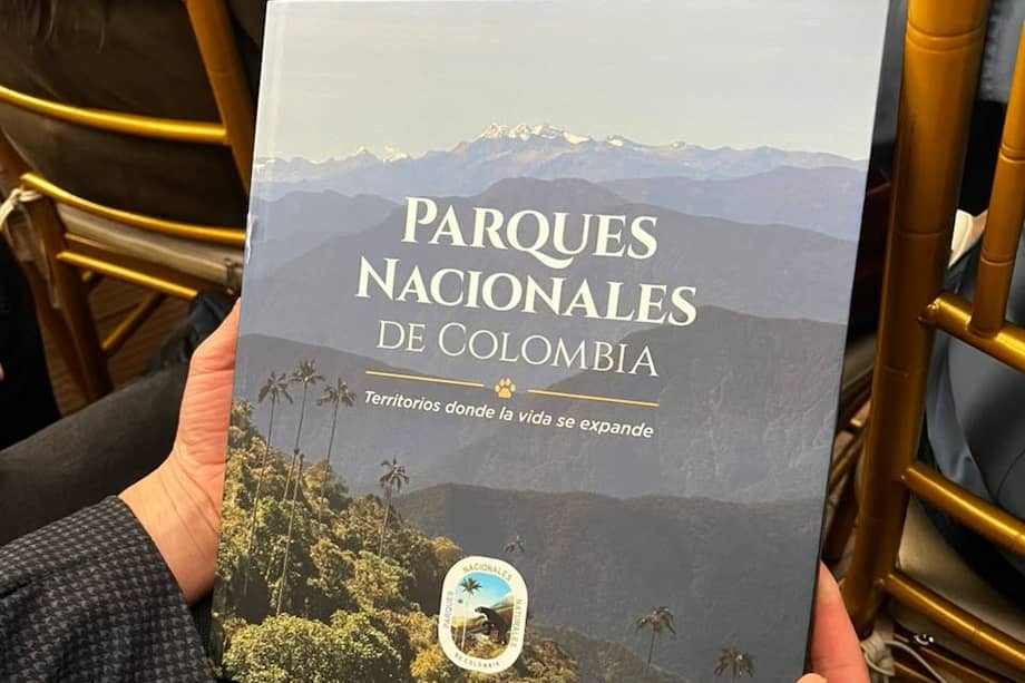 Portada del libro "Parques Nacionales de Colombia. Territorios donde la vida se expande".