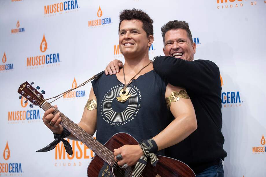 MEX7903. CIUDAD DE MÉXICO (MÉXICO), 05/09/2024.- El cantautor colombiano Carlos Vives posa junto a su figura de cera este jueves, en el Museo de Cera de México (México). Vives desveló una figura suya, una auténtica réplica del llamado 'Rey del vallenato', en el Museo de Cera de la Ciudad de México, lo que consideró "el honor más grande" que ha recibido del pueblo mexicano. EFE/ Isaac Esquivel