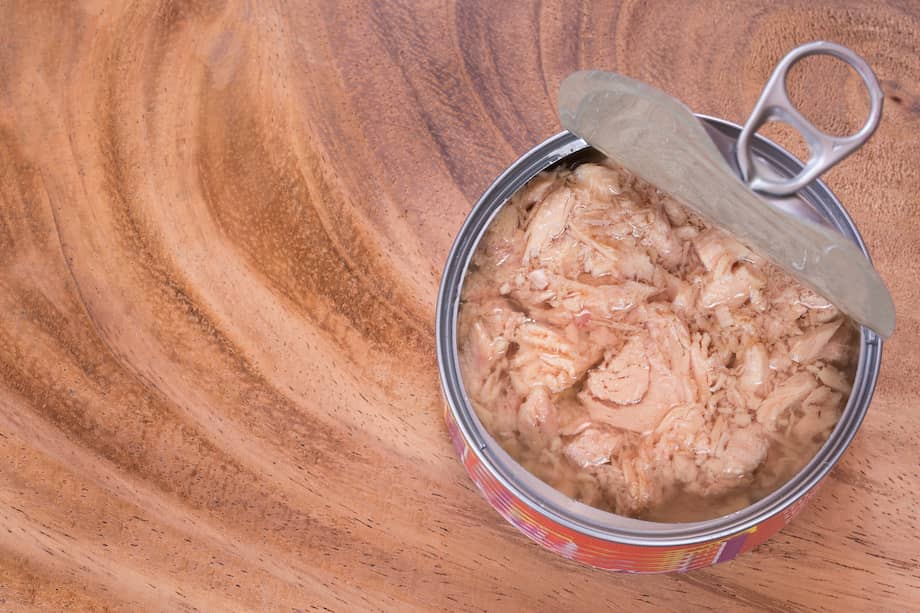 El aceite que queda en la lata de atún, especialmente si es de oliva, puede reutilizarse en la cocina.