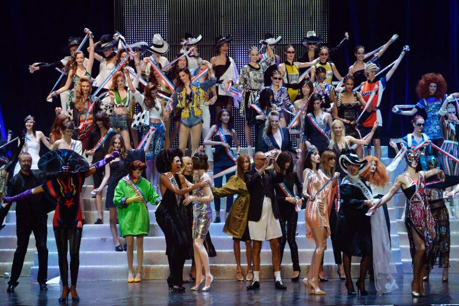 Jean Paul Gaultier irrumpió este sábado en su último desfile de prêt-à-porter, presentado como una mezcla de concurso de belleza, show de revista musical y programa de televisión de los años ochenta. / AFP