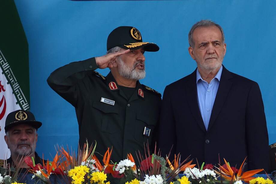 El presidente iraní, Masoud Pezeshkian, y el comandante de la Fuerza Aeroespacial del cuerpo de la Guardia Revolucionaria Islámica, Amir Ali Hajizadeh, asistieron al desfile militar anual que marca la invasión iraquí en 1980, que desembocó en una guerra que duró ocho años.