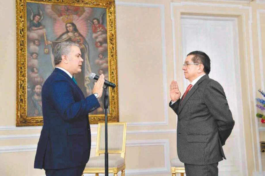 Fernando Ruiz Gómez, el nuevo ministro de Salud, se posesionó de urgencia el martes de esta semana ante el presidente Iván Duque, porque se consideraba inminente la aparición del primer caso de coronavirus en Colombia, lo que se confirmó el viernes. La confirmación lo agarró concentrado en una apretada agenda de contactos con los demás ministros y los entes de control, de los que necesitará apoyo. Por ejemplo, el jueves en la tarde se reunió con el procurador general, Fernando Carrillo. Además de tocayos, son buenos amigos y trabajaron en el Banco Interamericano de Desarrollo, donde Ruiz también coincidió con el jefe de Estado. El viernes debió suspender esos contactos para concentrase en el seguimiento a la llegada de la enfermedad respiratoria en la que sus estudios en Salud Pública -máster y doctorado- serán importantes. Duque acompañará al nuevo ministro en los Puestos de Mando Unificado (PMU) para “actuar y mantener la información al ciudadano”. / Cortesía Presidencia