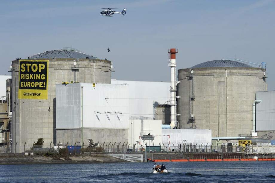 Greenpeace colgó en 2014 este aviso en la planta nuclear de Fessenheim, Francia. “Paren de amenazar a Europa”, dice. / EFE