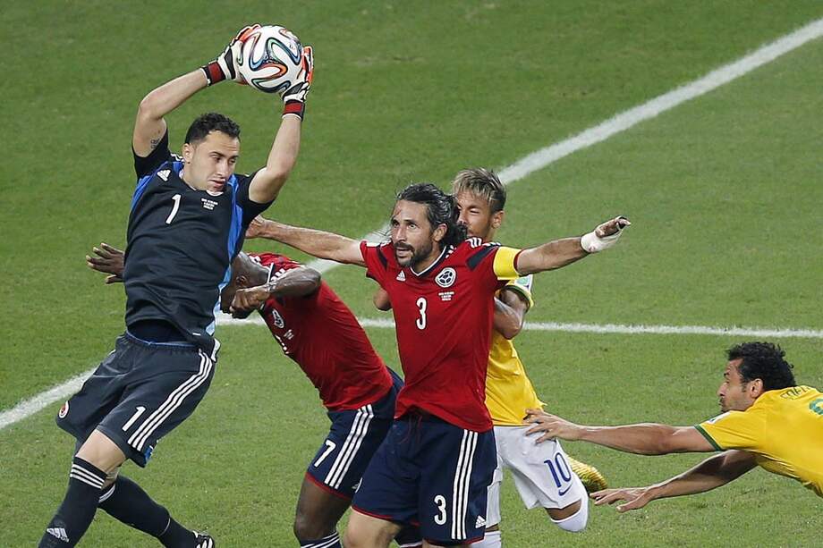 David Ospina, quien evitó varias opciones de gol, ataja una de las pelotas quietas de la selección de Brasil. / EFE