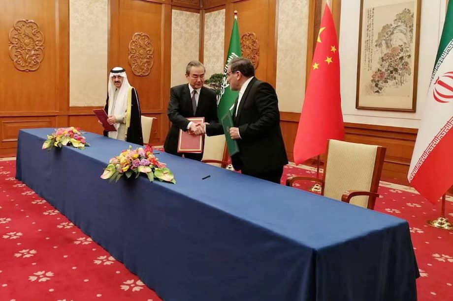 De derecha a izquierda, el secretario iraní del Consejo Supremo de Seguridad Nacional, Ali Shamkhani; el director de la Oficina de la Comisión Central de Asuntos Exteriores de China, Wang Yi, y el asesor de Seguridad Nacional Saudita, Musaid Al Aiban, se dan la mano e intercambian documentos firmados durante una reunión en Pekín, China, el 10 de marzo de 2023.