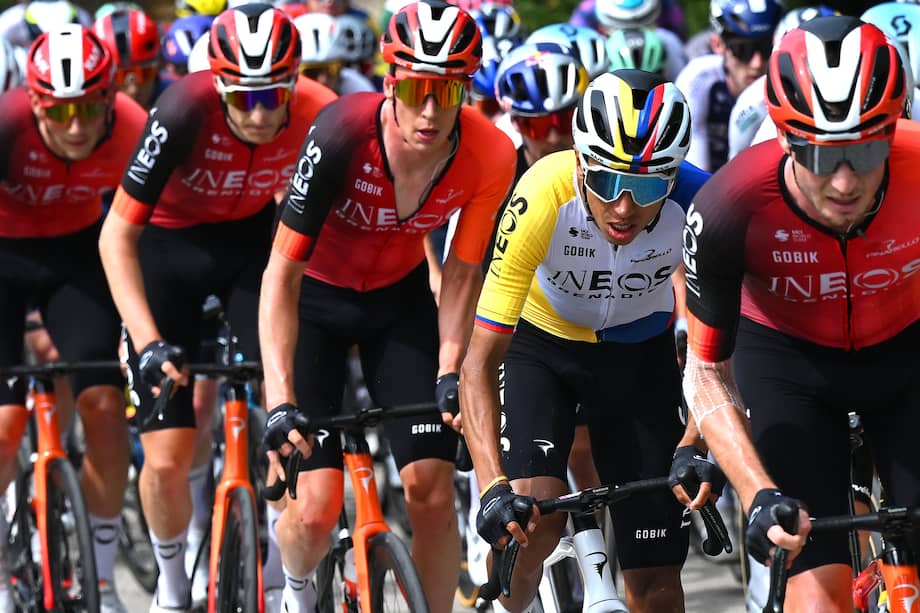 Egan Bernal (cent.), en el pelotón con el Ineos.