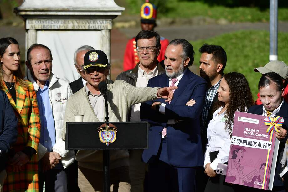 El presidente desde el la Casa Museo Quinta de Bolívar, acompañado por sus ministros y los congresistas del Pacto Histórico, firmó el articulado que convirtió en ley la reforma laboral.