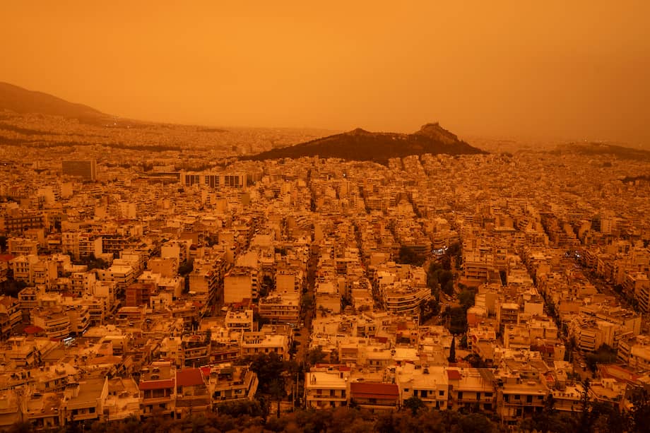 Esta fotografía, tomada el 23 de abril de 2024 en Atenas, muestra la ciudad envuelta en una densa neblina, producto de los vientos del sur que arrastraban nubes de polvo. (Photo by Angelos TZORTZINIS / AFP)