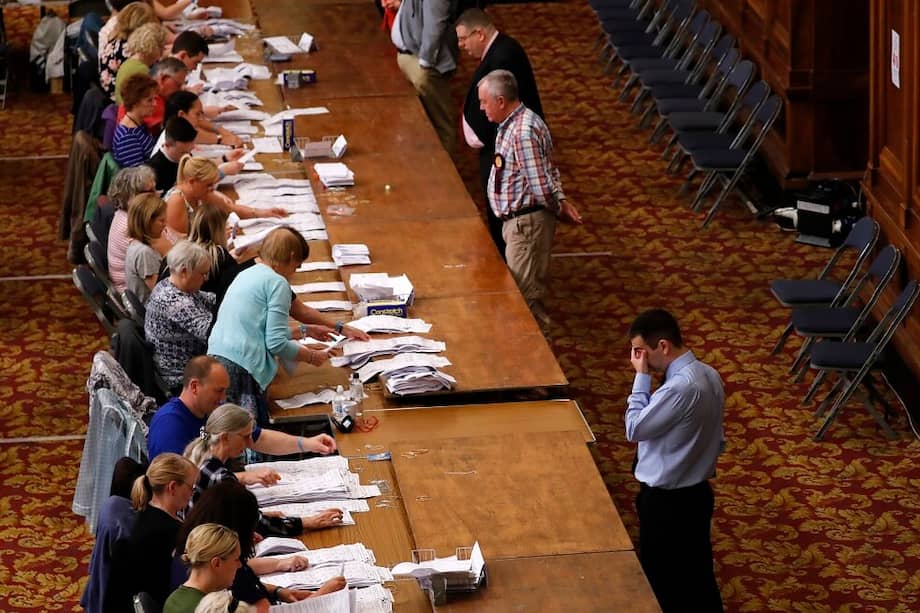 Miembros del staff mientras contaban los votos de las elecciones al Parlamento Europeo en Reino Unido. / AFP