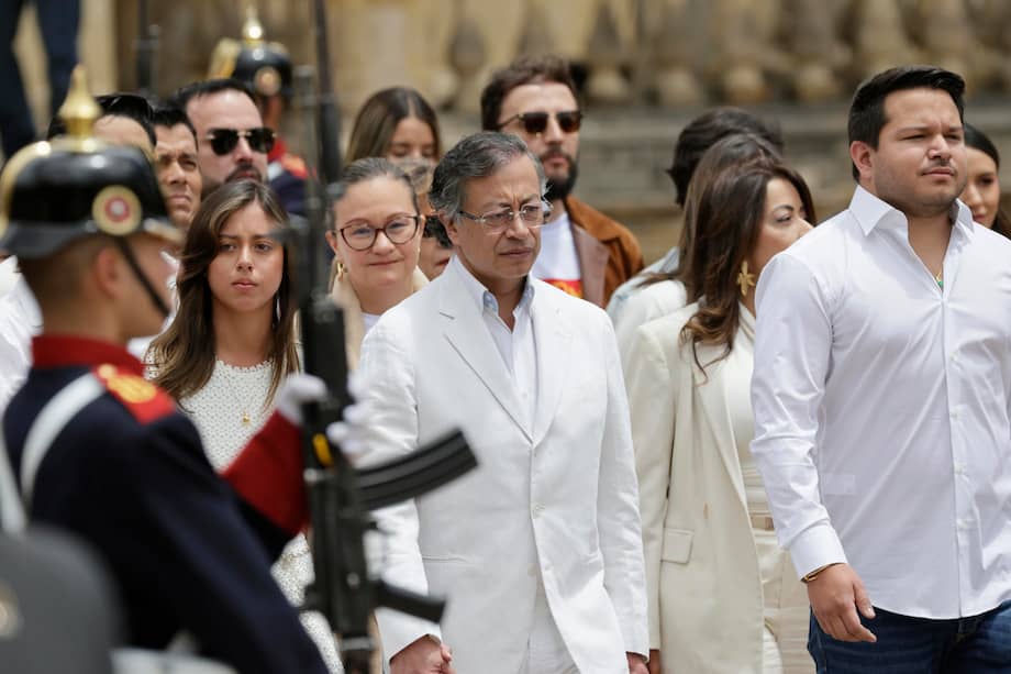El presidente saliente de Colombia (c), Gustavo Petro, camina acompañado de su hija Antonella Petro (i) a su salida de la Casa de Nariño en un acto solemne con el que pone fin a su mandato de cuatro años este viernes, en Bogotá (Colombia).