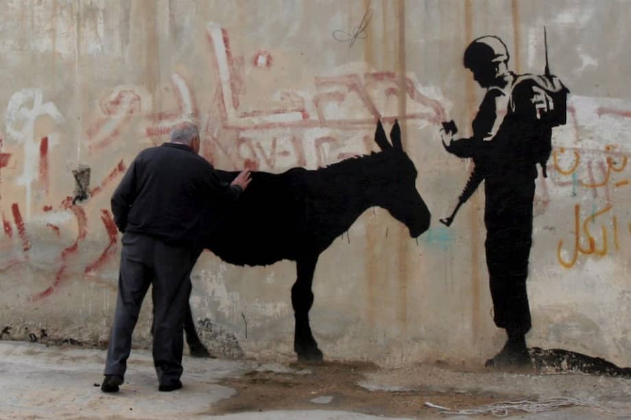 En la foto, uno de los murales pintados por Banksy en Cisjordania. / EFE