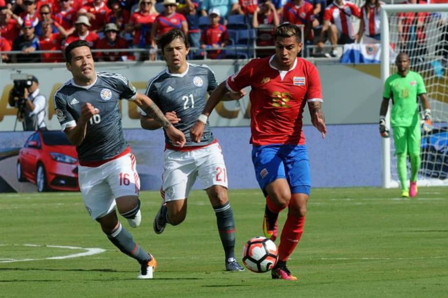 Celso Ortiz (i) de Paraguay ante Ronald Matrrita (d) de Costa Rica, durante el partido de este sábado de la Copa América Centenario. / EFE