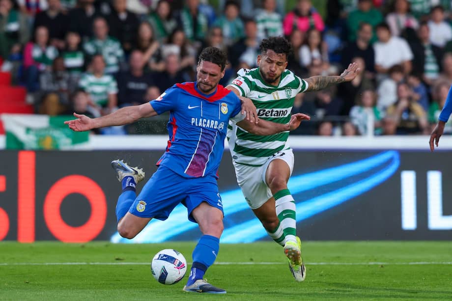 Luis Suárez (der.) fue clave en la victoria 4-1 de Sporting sobre Alverca.