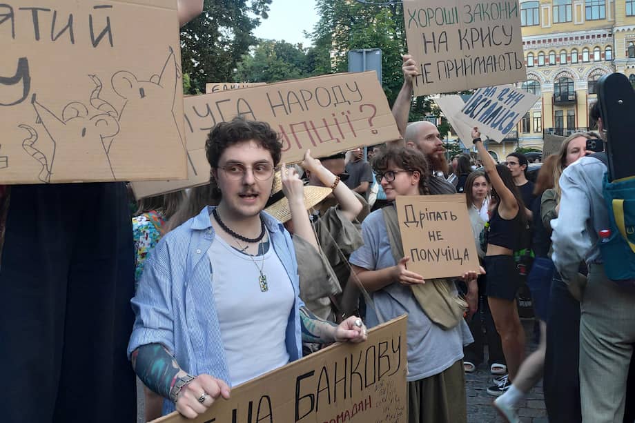 Jóvenes ucranianos exigen a Zelenski revocar ley sobre agencia y fiscalía anticorrupción.
