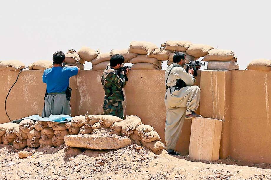 Varios miembros de las fuerzas kurdas iraquíes peshmerga mantienen su posición en el frente de batalla en Sulaiman Bek, entre Bagdad y Kirkuk. Estos guerreros han detenido el avance de ISIS. / AFP