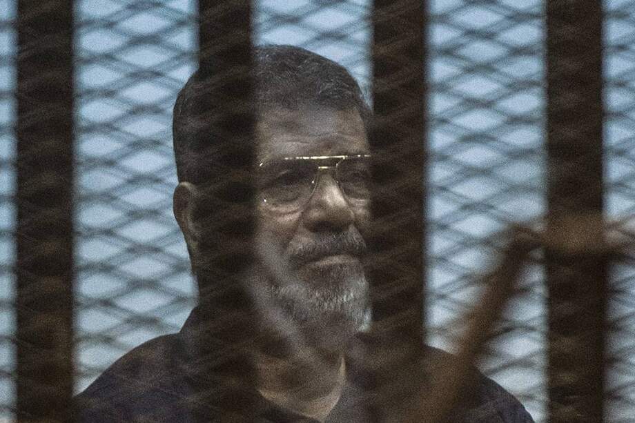 El expresidente Mohamed Mursi durante el juicio en el que se le condena, provisionalmente, a muerte. El 2 de junio esta pena deberá ser ratificada. Los analistas dan por sentado que así será. / AFP