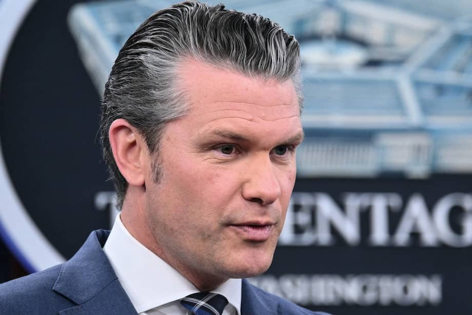 El secretario de Defensa de Estados Unidos, Pete Hegseth, habla durante una rueda de prensa en medio de las crecientes tensiones políticas, sociales y económicas de la guerra en Oriente Medio.