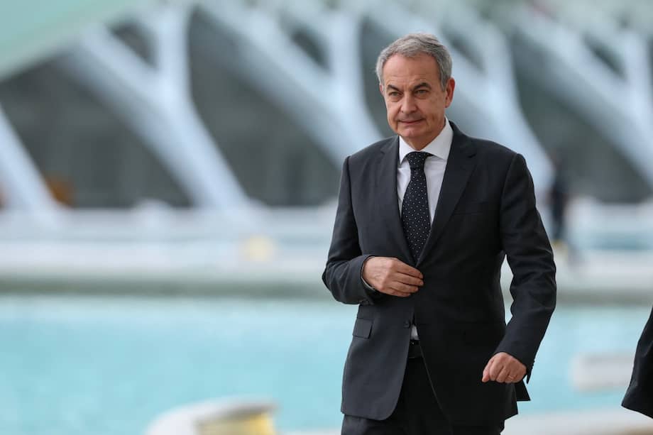 José Luis Rodríguez Zapatero, al frente del Ejecutivo español entre 2004 y 2011, es señalado como el líder de “una estructura estable y jerarquizada de tráfico de influencias” para “la obtención de beneficios económicos mediante la intermediación y el ejercicio de influencias ante instancias públicas en favor de terceros, principalmente Plus Ultra”.