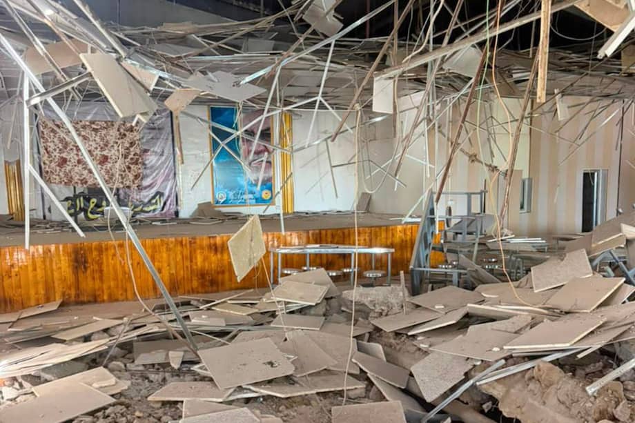 Vista de uno de los cuarteles generales de las Fuerzas de Movilización Popular (FMP), tras un ataque lanzado esta madrugada por Arabia Saudí y Estados Unidos.