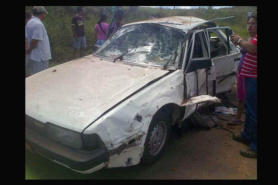 Así quedó uno de los vehículos afectados por la explosión del sábado en Santander de Quilichao. / Notivisión 80