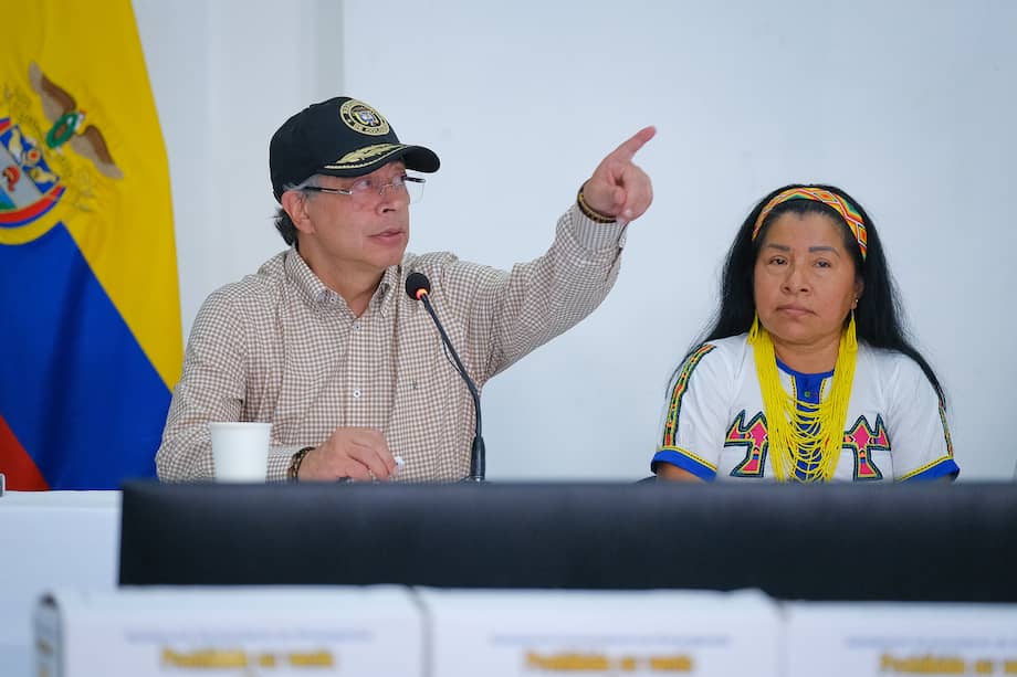 El presidente Gustavo Petro y Martha Cecilia Domicó, hija del líder indígena Kimi Pernía Domicó, durante el Consejo de Ministros que se realizó en Córdoba.