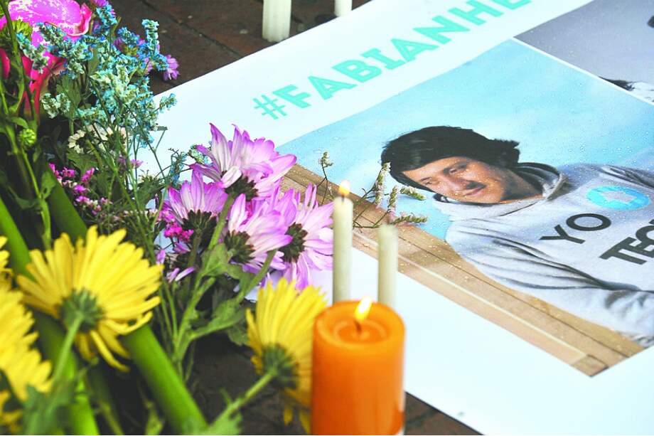 En la tarde del sábado, familiares y amigos se reunieron en la Zona T para rendirle un homenaje a Carlos Fabián Herrera. / Óscar Pérez